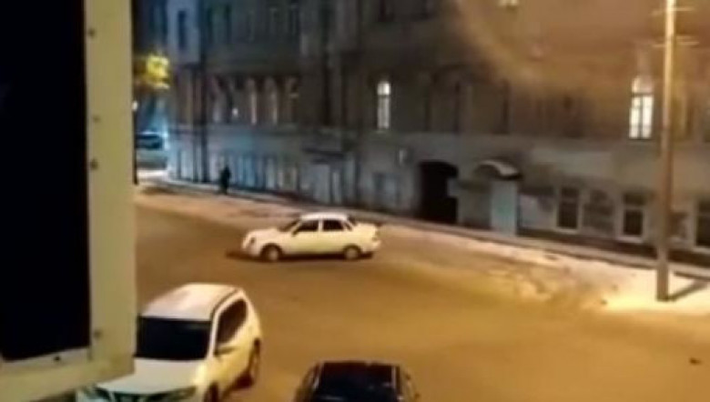 Уникален инцидент: Lada Priora без водач започна сама да се движи по улицата ВИДЕО