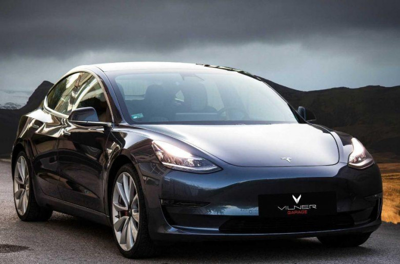 Българи преработиха Tesla Model 3 , за да стане хит сред пенсионерите СНИМКИ