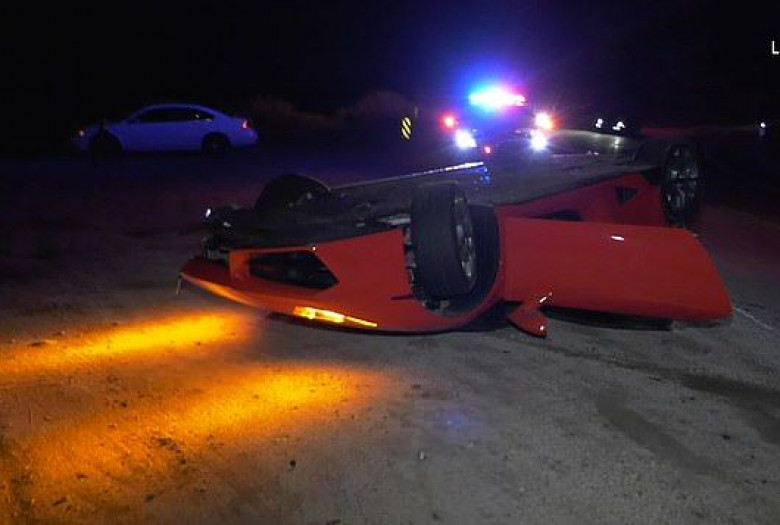 Суперкола Lamborghini бе захвърлена директно на пътя след катастрофа ВИДЕО