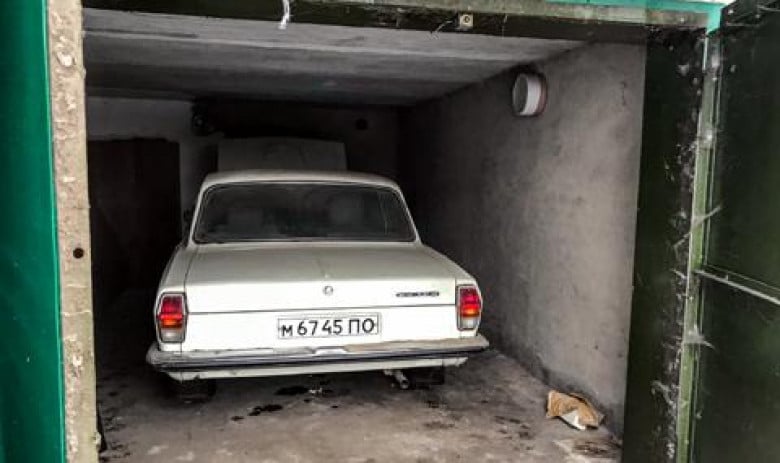 В гараж на милиционер откриха "Волга" на 844 км и 4 сандъка водка СНИМКИ