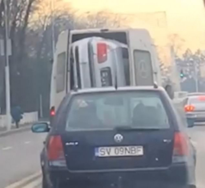 Страшна цигания: Ето как се превозва БМВ в Румъния ВИДЕО