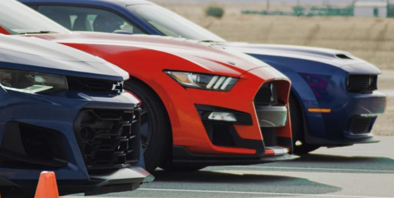 Автобитка: Ford Mustang срещу Chevrolet Camaro и Dodge Challenger ВИДЕО