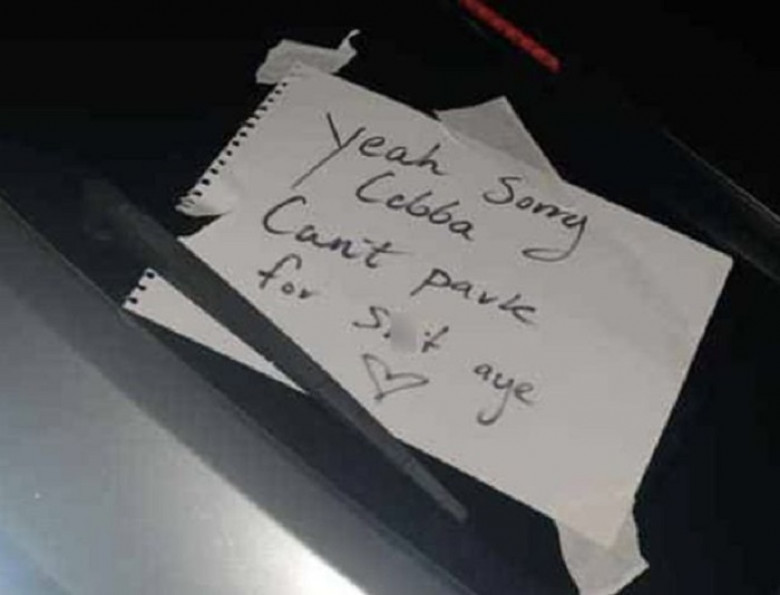 Жена намери саркастична бележка на колата си от съседа и го разби с отговор