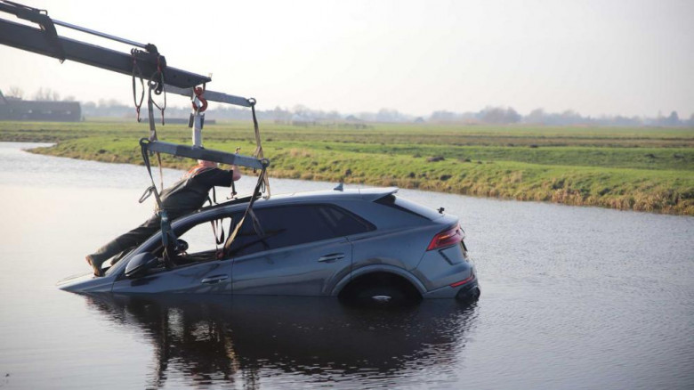 Подводен Audi RS Q8 или как да потопиш 250 хил. евро на равно място СНИМКИ