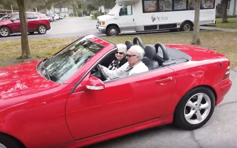 Ето така трябва да остарява всеки: 107-годишен вози мацка в кабриолет ВИДЕО