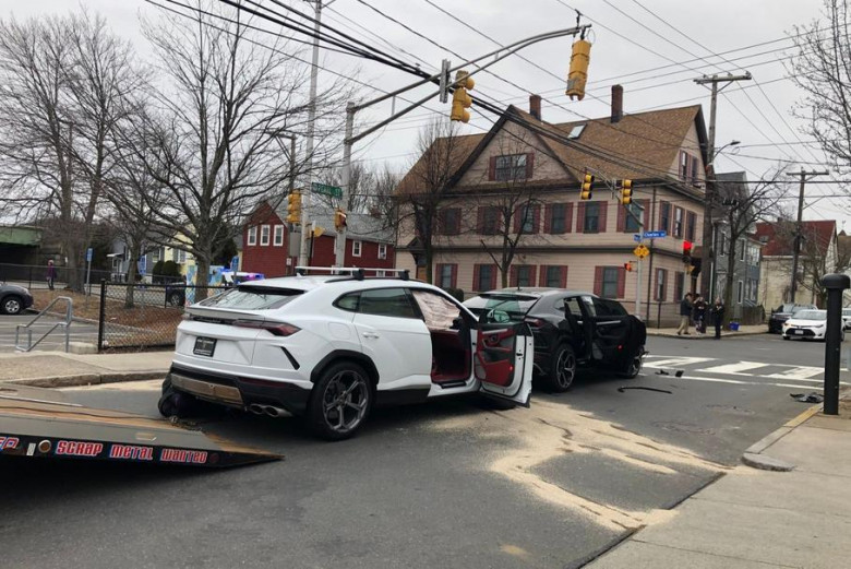 Тийнейджъри откраднаха два Lamborghini Urus и си спретнаха гонка с полицията СНИМКИ