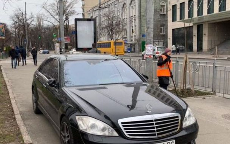 Шофьор паркира своя Mercedes S-Class на грешното място и бе наказан брутално СНИМКИ