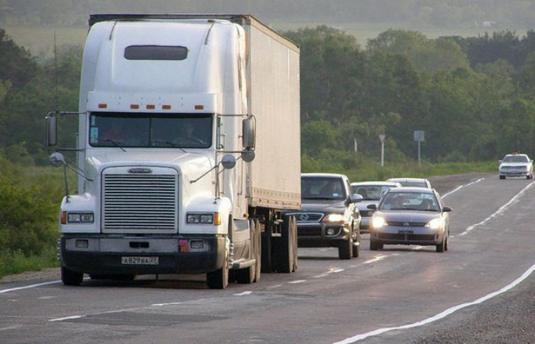 4 основни грешки, които правят шофьорите при изпреварване на камиони