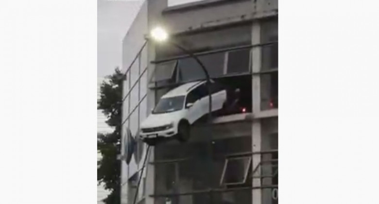 Драматичен инцидент: Volkswagen Tiguan заседна в прозорец на третия етаж ВИДЕО