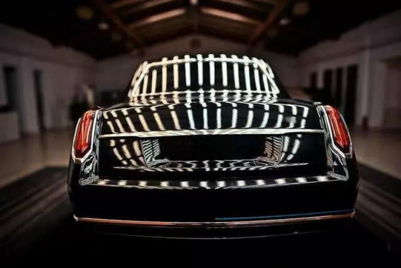 Китайският Rolls-Royce отправя предизвикателство към BMW 7 и Audi A8 СНИМКИ