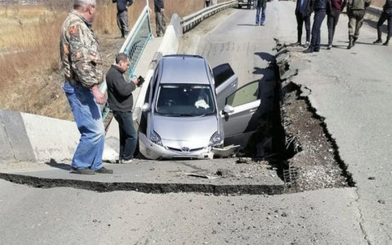 Зрелище: Лека кола срути мост, а после си тръгна ВИДЕО
