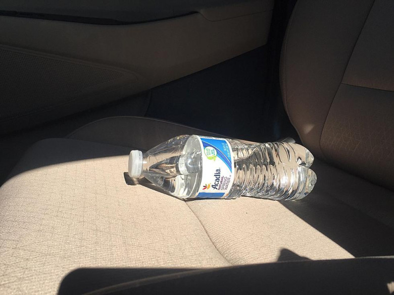 Никога не оставяйте бутилка в колата през лятото