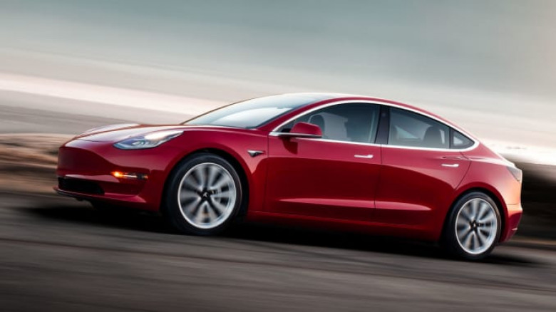 Какво се случва, ако водач излезе от движеща се на автопилот Tesla ВИДЕО