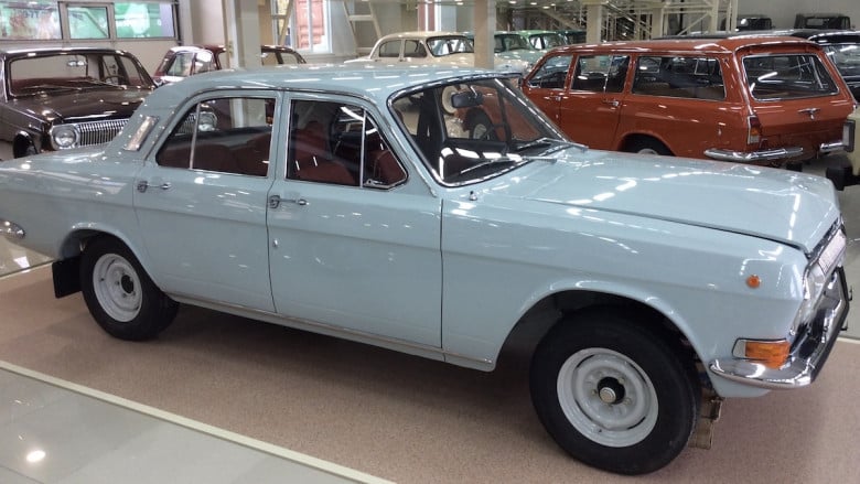 Откриха автосалон, натъпкан със съветски автомобили ВИДЕО