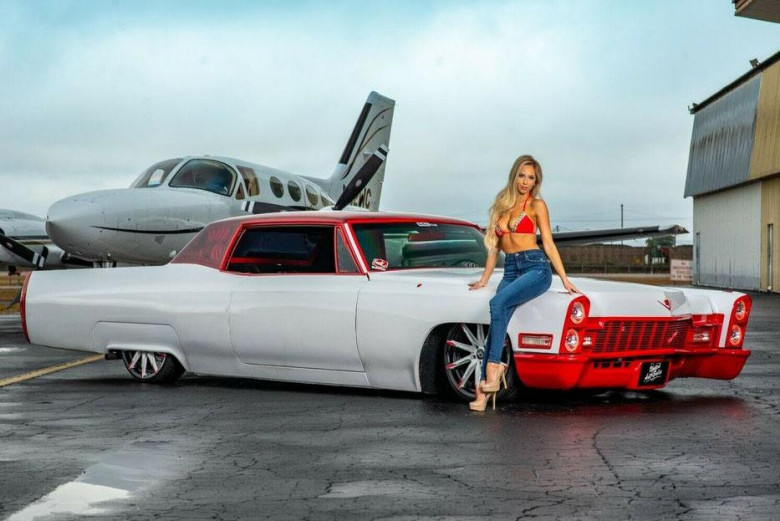 Секси красавица помага за продажбата на разкошен Cadillac Coupe DeVille СНИМКИ