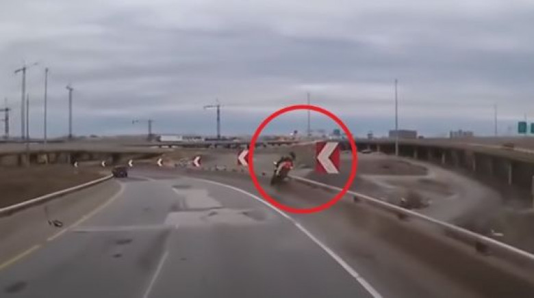 Зрелищен инцидент: Моторист излетя от естакада на скорост и падна от високо ВИДЕО