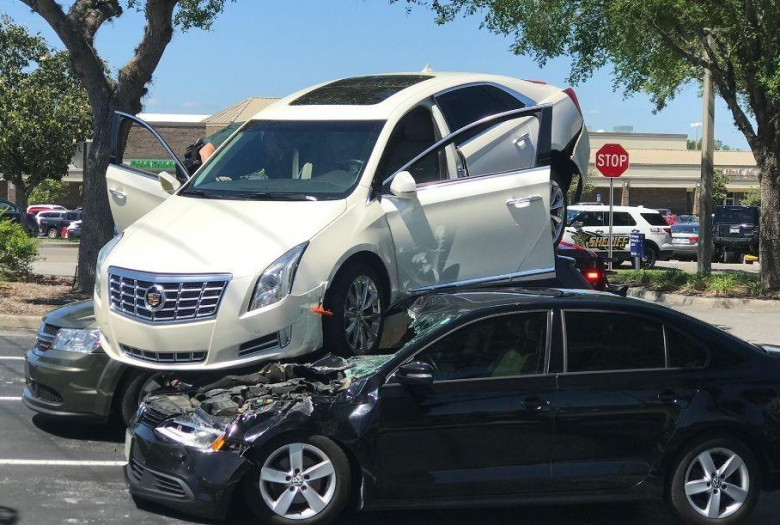 Шокиращ инцидент: Водач "паркира" своя Cadillac върху две коли ВИДЕО