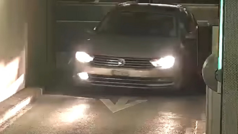 Уникално ВИДЕО: Шофьор унищожи новата си кола в безобидна ситуация