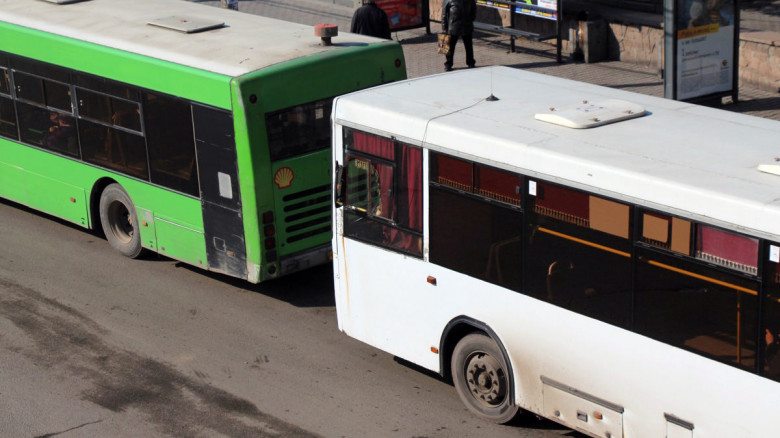 Екшън: Двама шофьори на автобуси се сбиха на спирка ВИДЕО 18+