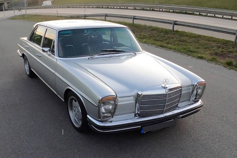 Зрелищно ВИДЕО: Вижте как 50-годишен Mercedes-Benz 280 вдигна 200 км/ч