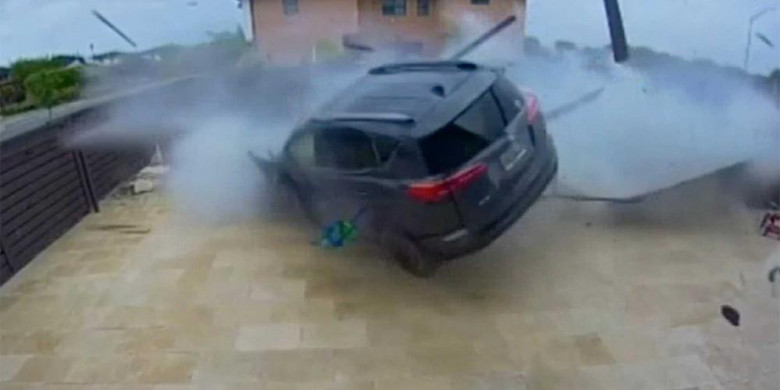 Страховито ВИДЕО: Тойота прелетя над басейн на къща при катастрофа