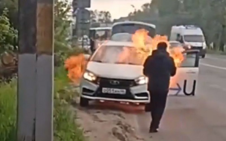 Лада Веста се подпали, а след това тръгна без шофьор сред колите ВИДЕО