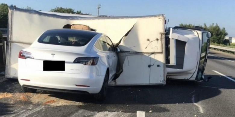 Инцидент: Tesla на автопилот се вряза в преобърнат камион ВИДЕО