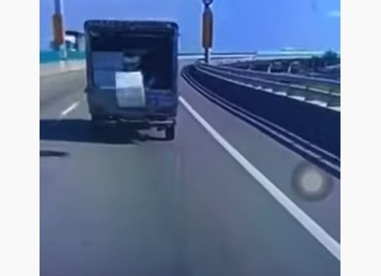 Кашон падна от камион на магистрала и сътвори чудо невиждано ВИДЕО