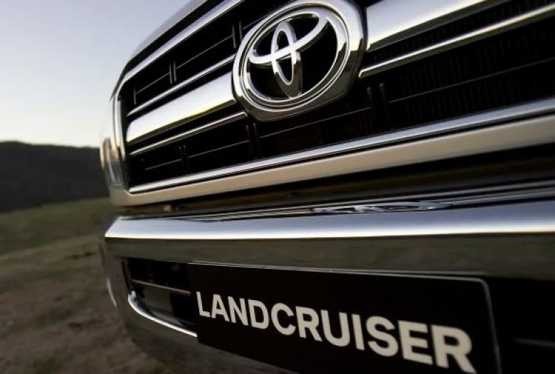Фотошпиони заснеха за първи път новата и очаквана Toyota Land Cruiser СНИМКИ