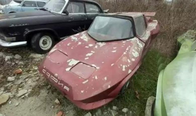 Екземпляр на единствената българска спортна кола гние в забрава в София СНИМКИ