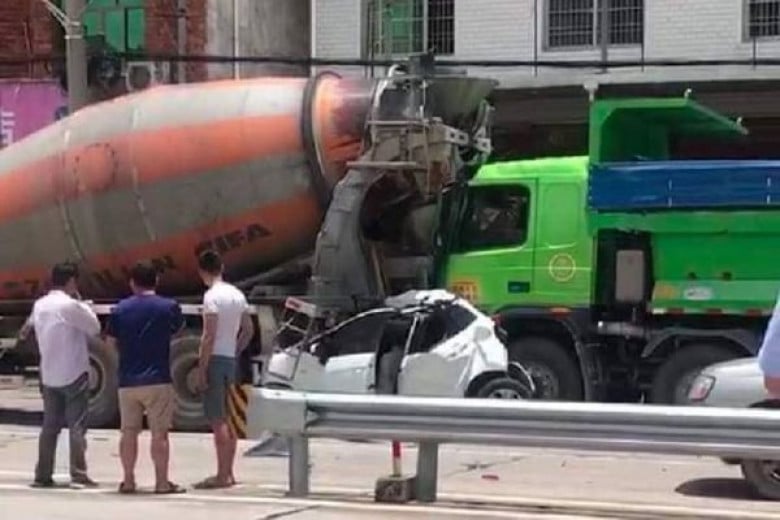Камера засне ужасяваща катастрофа: Камиони сплескаха кола ВИДЕО