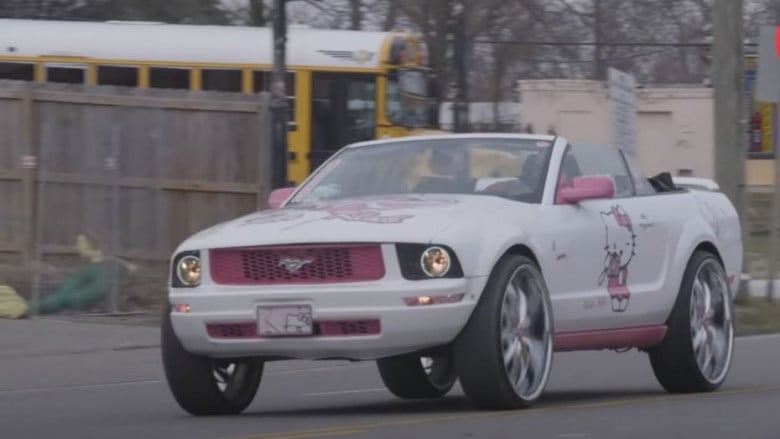 Уникален Ford Mustang в стила на Hello Kitty - розова мечта за момичета ВИДЕО