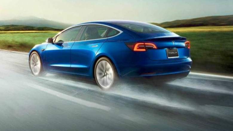 Не е истина какво се случва с електромобилите Tesla под дъжда на пътя ВИДЕО