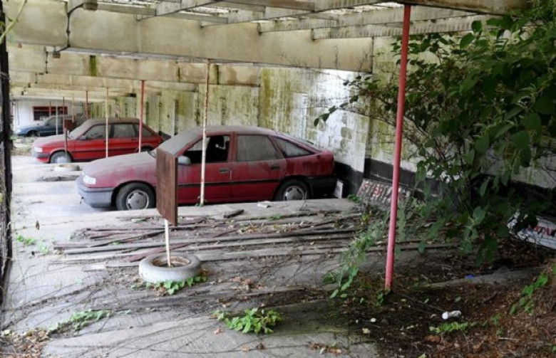 Откриха автосалон-призрак с изоставени автомобили СНИМКИ