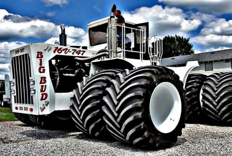 Ето как се сменят гумите на най-големия трактор в света ВИДЕО