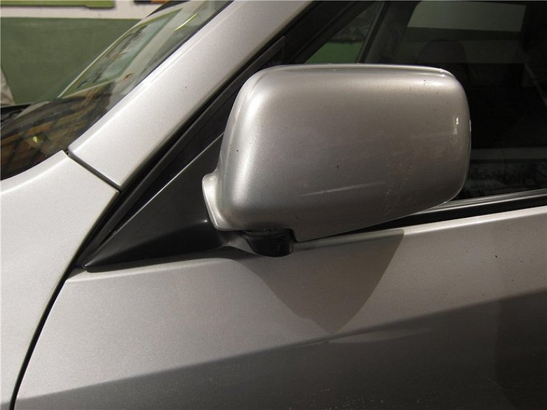 Защо не трябва да сгъвате огледалата на колата на паркинг