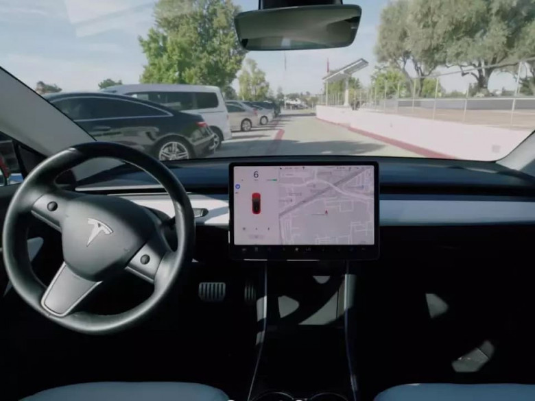 Вижте как умна Tesla спаси шофьор от инцидент ВИДЕО