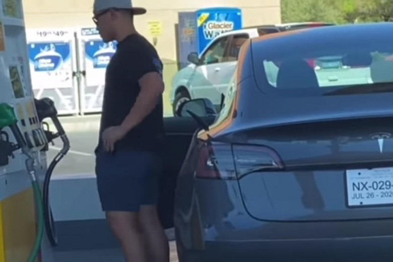 Уникално ВИДЕО: Вижте как шофьор се опитва да зареди Tesla с бензин