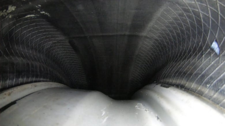 Уникално ВИДЕО: Вижте какво се слчува в гумата, докато върви автомобила