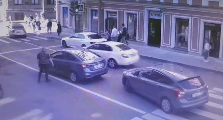 ВИДЕО 18+ запечата как агресивен пешеходец пребива шофьор на улицата