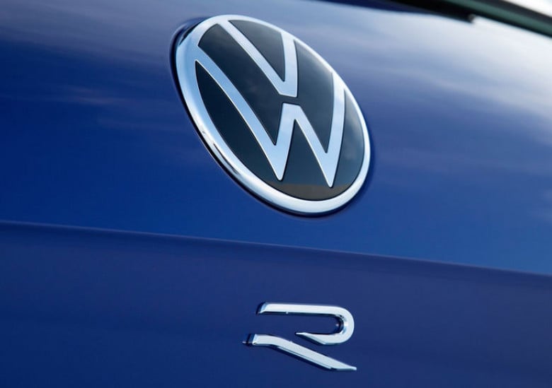 Новият мощен VW Golf R бе разкрит на шпионски СНИМКИ