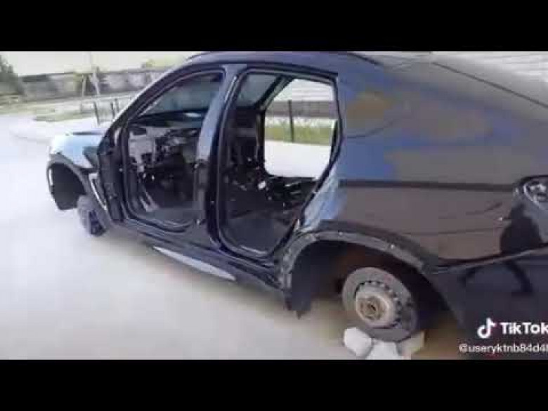 Съботна авто подборка от зрелищни ВИДЕА: Крадци "обезкостиха" BMW X6 почти до гол корпус