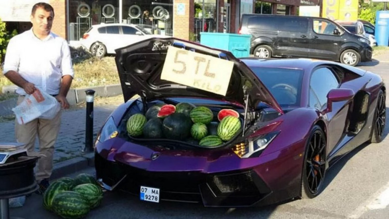 Мъж с Lamborghini стана звездата на пазар, ще се удивите какво продава СНИМКИ