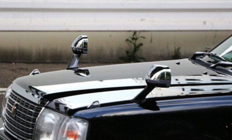 Защо много японски коли имат огледала за обратно виждане по-близо до фаровете, отколкото до вратите
