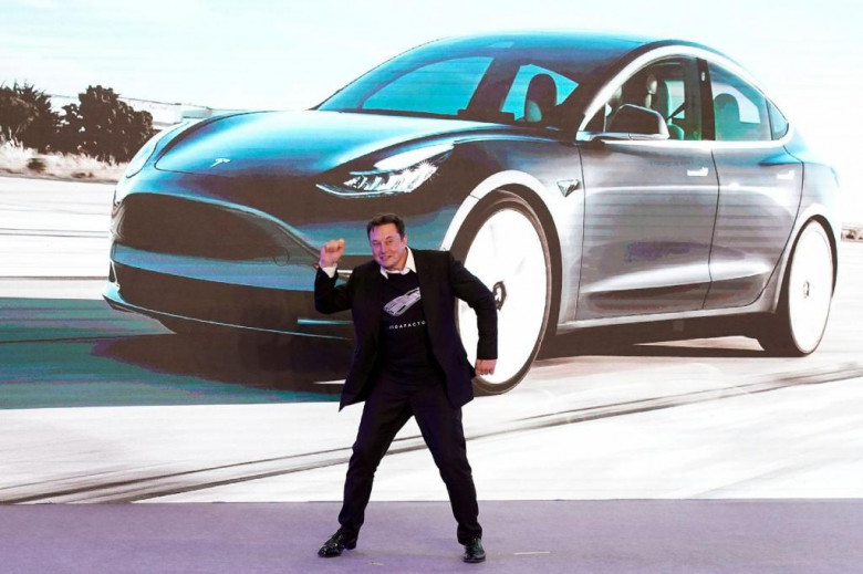 Клиентите са в потрес: Защо сглобяват Tesla с тиксо и ластици СНИМКИ
