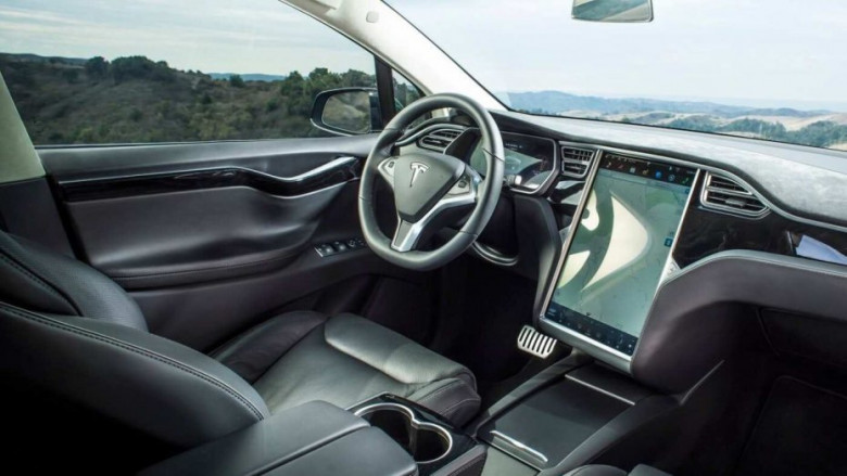 Водач на Tesla е заснел от пътническата седалка как колата се движи сама ВИДЕО