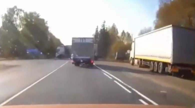Съботна подборка от зрелищни ВИДЕА: Шофьор на камион показа виртуозност, избегна сблъсък