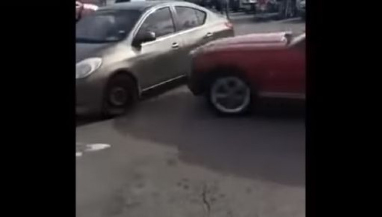 Екшън на паркинг: Разгневен шофьор взе на таран друга кола ВИДЕО