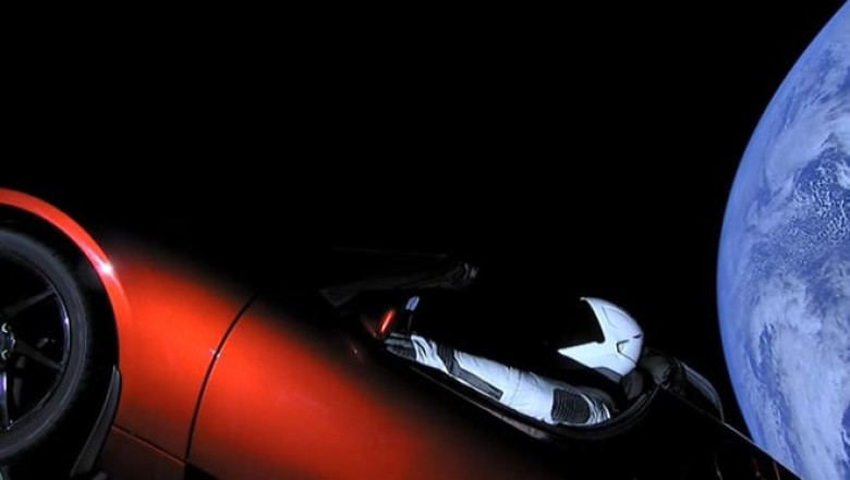 Ето какво се случва с роудстъра Tesla на Илон Мъск, който бе изстрелян в космоса