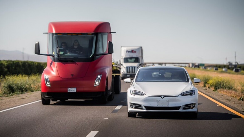 Tesla ще прави нов завод за камиони и спортни автомобили